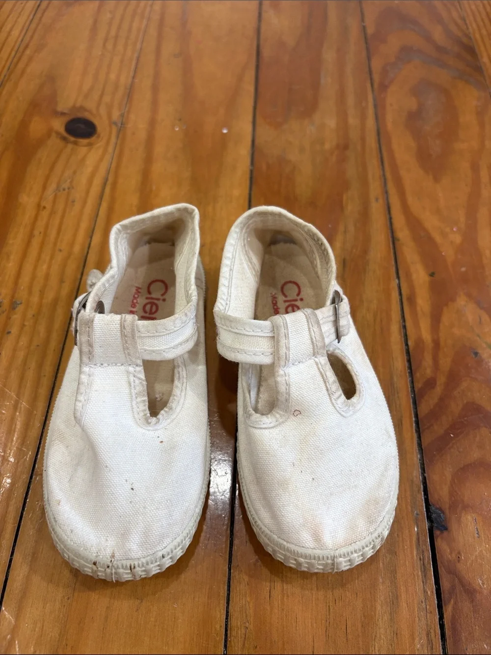 Cienta Kids Canvas T-Strap Shoes in Off-White